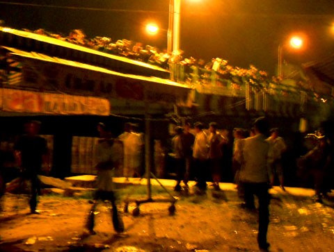 People gathers on Bui Huu Nghia Bridge to see the unlucky robber who was found drowned.( photo VNExpress)