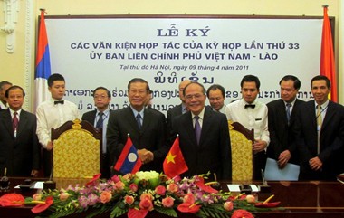 The signing ceremony of agreements on bilateral cooperation between Vietnam and Laos during the 33rd session of the two side's Inter-governmental Committee, Hanoi, April 9, 2011