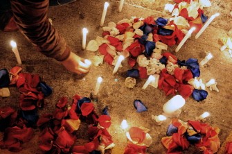 AFP - Chileans light candles in homage to Chilean TV host Felipe Camiroaga, outside the National Television headquarters in Santiago on September 3, 2011.