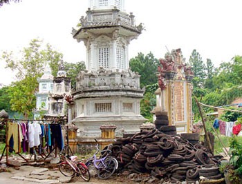 The beautiful Giac Vien Pagoda stands near a garbage dump. (Photo: Sggp)