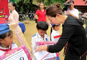 A Maritime Bank staff hands presents to poor pupils in Yen Tinh Commune, Tuong Duong District, Nghe An Province on Sep. 3