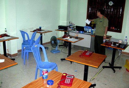 A Vietnamese police officer inspects a crime site used by the gang in Tuy Hoa City, Phu Yen Province on September 5, 2011 (Photo: Sai Gon Giai Phong)