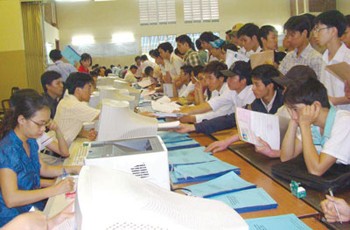 Students enquire about new procedures for loans, at a university in HCMC (Photo: SGGP)