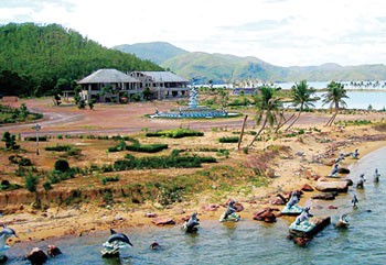 A tourist complex under construction on Thi Nai Lagoon. (Photo: Sggp)