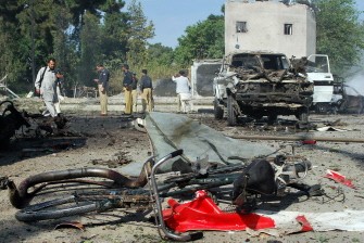 Pakistani police secure the site of a twin suicide bomb attack in Quetta on September 7, 2011.