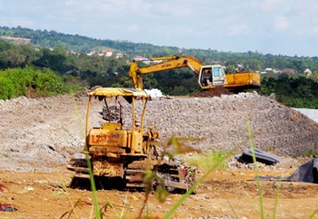 Site to bury toxic waste at the Quang Trung waste treatment complex is still under construction in Thong Nhat District of Dong Nai Province (Photo: SGGP)