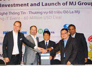(L-R) Rebate Networks CEO Michael Brehm, Ru-net chairman Leonid Boguslavsky, Ho Chi Minh City Department of Information and Communications director Le Thai Hy, MJ CEO Tom Tran and IDG Ventures Vietnam general partner Rachan act to launch MJ Group Sep. 7 (Photo: Tuong Thuy)