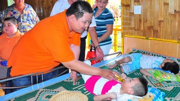 Comedian Minh Beo visits disadvantaged children at the Lang Tre Humanity Center in Dong Nai Province