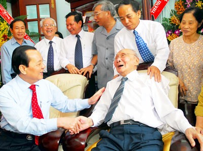 HCM city Party Chief Le Thanh Hai (L) and other city leaders visit Comrade Vo Chi Cong (R) in Aug 2007.