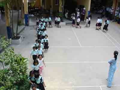 Young students queuing for class at a school in Ho Chi Minh City (Photo: VH)