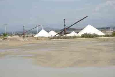 Salt farmers around the country are suffering from large stockpiles and throwaway prices as Vietnam keeps importing salt though there is no supply shortage (Photo: D. Quang)