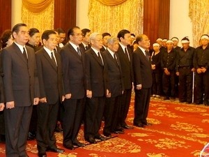 The delegation from the Communist Party of Vietnam Central Committee led by Party General Secretary Nguyen Phu Trong pays tribute to former State President Vo Chi Cong (Source:VNA)