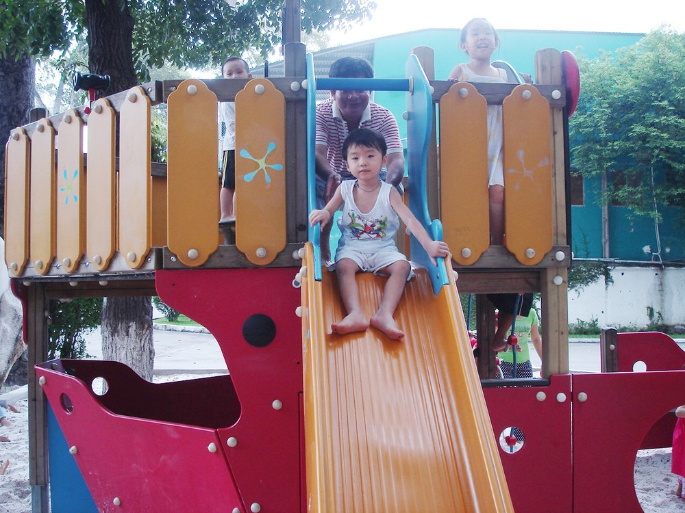 Children enjoy the playground in Tao Dan entertainment park (Photo: U. Phuong)