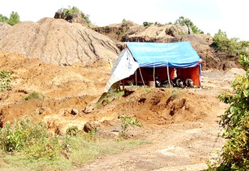 A tent camp set by iron ore miners in Thuong Loc Commune in Can Loc District of Ha Tinh Province (Photo: SGGP)