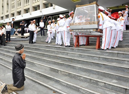 Old man Huynh Ngoc My from Ben Tre Province prostrates himself before Mr. Vo Chi Cong’s coffin at the Reunification Palace (Photo: SGGP)