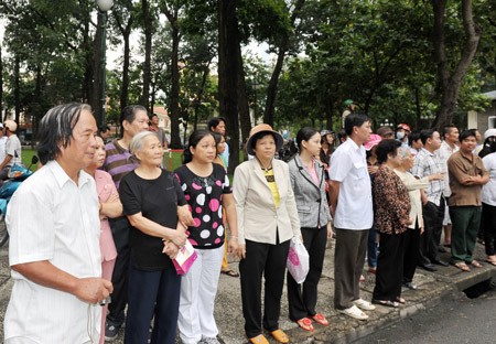 Residents stand along streets Nam Ky Khoi Nghia and Le Duan to pay the last tribute to Mr. Vo Chi Cong on Sep 12, 2011 (Photo: SGGP)