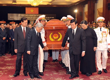 (1st line, L-R) Party General Secretary Nguyen Phu Trong, President Truong Tan Sang, (2nd line, L-R) Prime Minister Nguyen Tan Dung, National Assembly Vice Chairwoman Tong Thi Phong join in others to bring Mr. Vo Chi Cong’s coffin to the hearse at the Reunification Palace (Photo: SGGP)