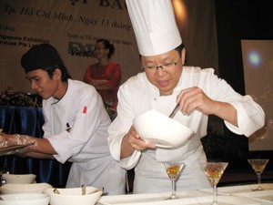 Vincent Tan (R), Executive chef of the five-star Equatorial Saigon Hotel, makes a dish during Tuesday’s press conference on Food&Hotel Vietnam 2011. The hotel will compete in a culinary challenge that is part of the trade show. (Photo: Tuong Thuy)