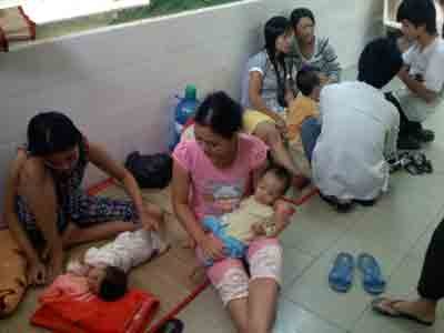 Young babies wait in corridors of Children Hospital No.1 in HCMC because of lack of beds (Photo: SGGP)