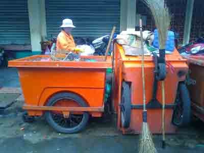 A sanitation worker collecting waste in downtown Ho Chi Minh City (Photo: U.Phuong)