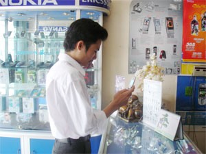 Cell phones have become a convenient device for young people to access porn website via 3G network (Photo: Minh Tri)