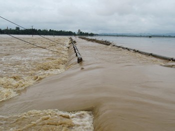 Vast sections of roads were washed away by gushing floodwaters in Hung Nguyen District of Nghe An Province (Photo: Thanh Nien)