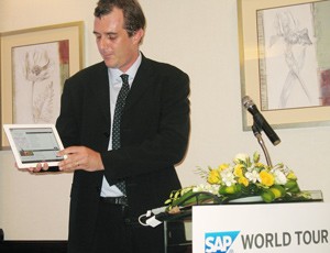 Tristan Southgate of SAP explains the Enterprise Mobility concept with an Ipad at Thursday’s press briefing in Ho Chi Minh City (Photo: Thuy Nguyen)