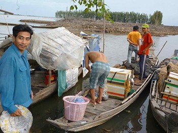 Farmers preparing to haul a catch of fish that flows in with the rising floodwater in Dong Thap Province (Photo: nguoilaodong)