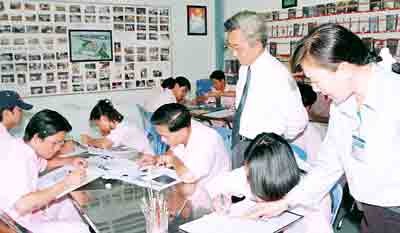 Drug addicts enjoying a drawing class at the Thanh Da Rehabilitation centre (Photo: SGGP)