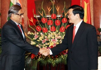 AFP - Visiting Indian Foreign Minister S.M. Krishna (L) shakes hands with Vietnamese President Truong Tan Sang during their meeting at the presidential palace in Hanoi on September 17, 2011.