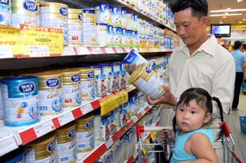 Parents rushed to panic buying in stores after news spread of rise of milk products. (Photo: sggp)