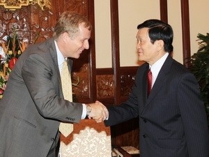 IMF Chief Representative Benedict Bingham (L) bids farewell to Vietnamese President Truong Tan Sang in Hanoi September 19, 2011 (Photo: Vietnam News Agency)