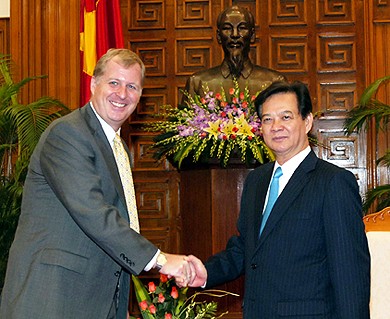 PM Nguyen Tan Dung (R) receives representative of IMF Benedict Bingham on Sep,19