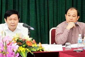 Minister of Finance Vuong Dinh Hue (L) and Deputy Minister of Industry and Trade Nguyen Cam Tu co-chair a conference on fuel price management held in Hanoi September 20, 2011 (Photo: Tuoi Tre)