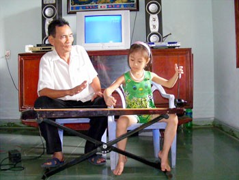 Hoang Anh with her grandfather (Photo: Sggp)