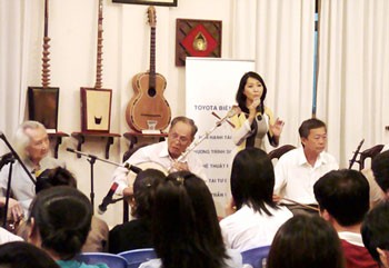 A Don ca tai tu is music performance being held at the home of Professor Tran Van Khe. (Photo: Sggp)
