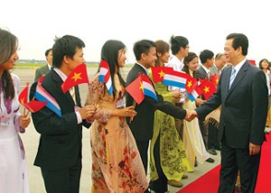 Vietnamese Prime Minister Nguyen Tan Dung (R) is welcomed at Schiphol Airport in Amsterdam, the Netherlands on September 27, 2011 (Photo: Vietnam News Agency)