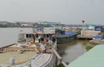 Phu Dinh River Port starts cargo loading on September 28, 2011 (Photo: Sggp)
