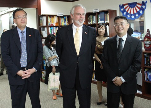 (L-R) American Consul General in Ho Chi Minh City An Le, U.S. Ambassador to Vietnam David Shear and HCM City External Relations Office Deputy Director Nguyen Tuan attend the grand opening ceremony of the new American Center. (Photo: VNExpress)