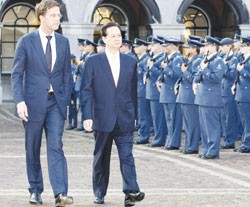 Prime Minister Nguyen Tan Dung (R) and Dutch counterpart Mark Rutte review the guard of honour in The Hague yesterday, Sep 28th.