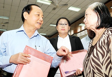 City Party Secretary Le Thanh Hai (L) listens to voters’ concern