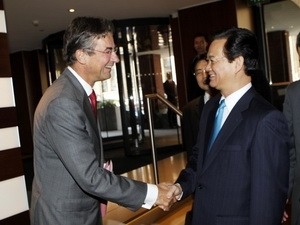Dutch Minister of Economic Affairs, Agriculture and Innovation Maxime Verhagen meets with Vietnamese Prime Minster Nguyen Tan Dung in the Netherlands September 29, 2011 (Photo: Vietnam News Agency)