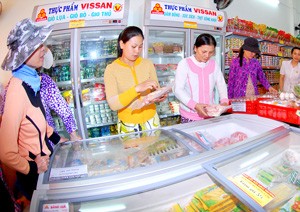 File photo shows residents buying price-stabilized goods at a shop in District 12, Ho Chi Minh City (Photo: SGGP)