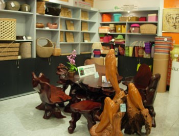 Vietnamese wood furniture and handicraft products (Photo: KK)