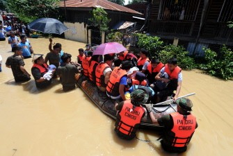 AFP - Rescue personnel from the Philippine Army rescue stranded residents in the city of Candaba, Pampanga province on September 30, 2011, after the Philippines' main island of Luzon was pummelled by Typhoon Nesat on September 27.