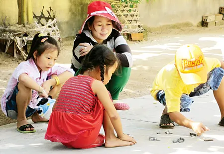 Trẻ em chơi ô quan trong khu dân cư trên đảo Song Tử Tây.