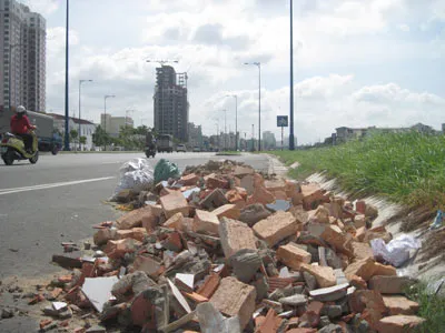 Lại đổ xà bần trên đường Võ Văn Kiệt