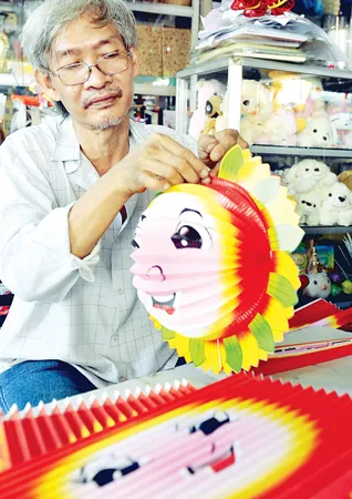 Lồng đèn giấy xếp đang được đầu tư sản xuất.