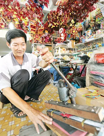 Anh Bình đã nhiều năm gắn bó với việc làm lồng đèn, người đã sáng tạo dụng cụ sản xuất quai lồng đèn nhanh, hàng loạt và đẹp.