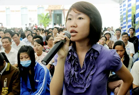 Thí sinh Chung Kim Ngọc nêu câu hỏi với các nhà tư vấn về xét tuyển nguyện vọng 2. Ảnh: MAI HẢI